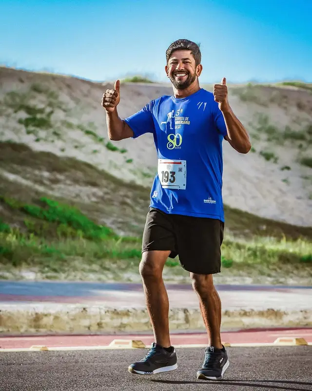 Atleta na Corrida de Aniversário da SAT com camiseta 100% poliamida